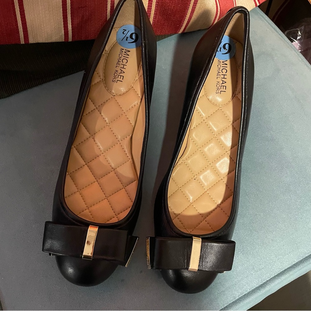 Michael Kors Kiera Mid Pump 
 Black With Gold Hardware PUMP/ shoes SZ. 6.5